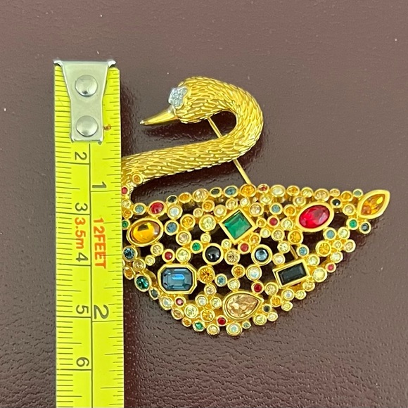 Elegant Swarovski Gold-tone Swan Brooch with Multicolor Gemstones - Picture 5 of 7